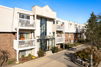 Lakeside Condominiums in Wauconda, IL - Building Photo - Building Photo