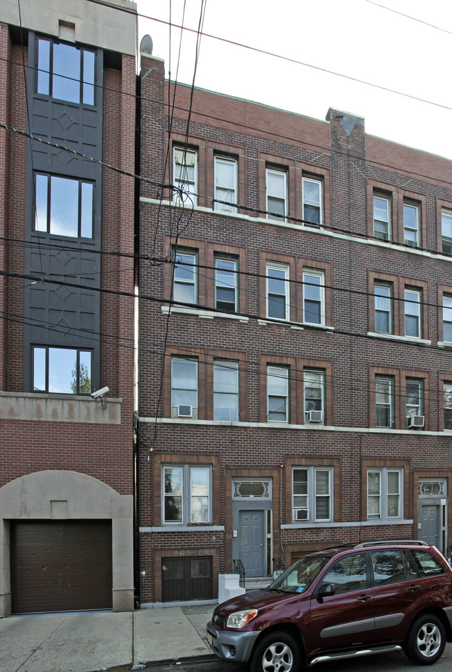 104 Romaine Ave in Jersey City, NJ - Foto de edificio - Building Photo