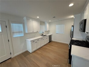 15950 Tuba St in Los Angeles, CA - Building Photo - Building Photo