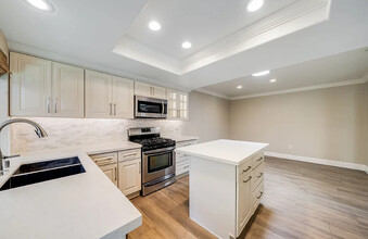 2733 W Keller Ave, Unit W Keller Apt 1 in Santa Ana, CA - Foto de edificio - Building Photo