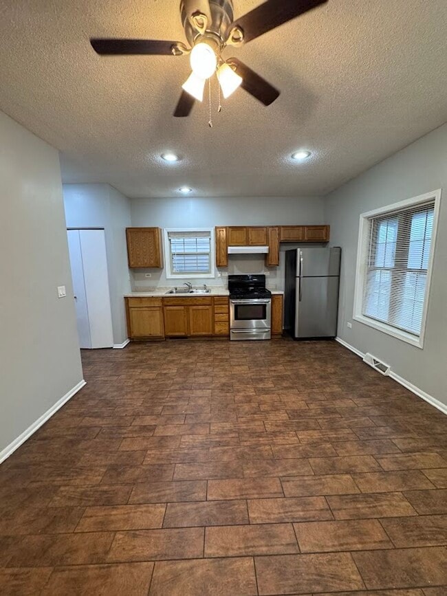 632 W Englewood Ave in Chicago, IL - Building Photo - Building Photo