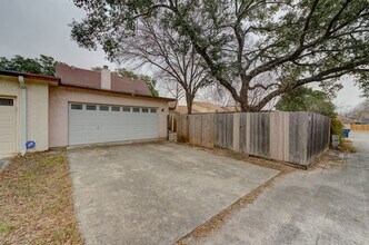 13509 Dutch Myrtle Dr in San Antonio, TX - Building Photo - Building Photo