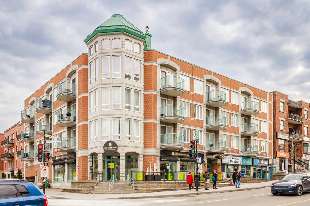 5665 De La Côte-Des-Neiges Ch in Montréal, QC - Building Photo