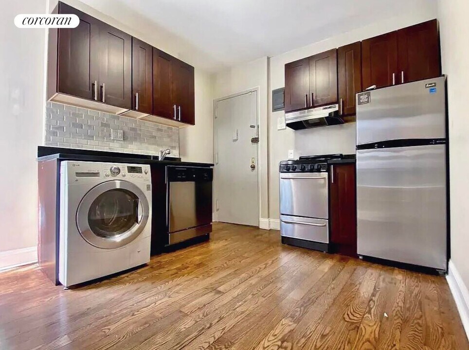 222 Thompson St in New York, NY - Building Photo
