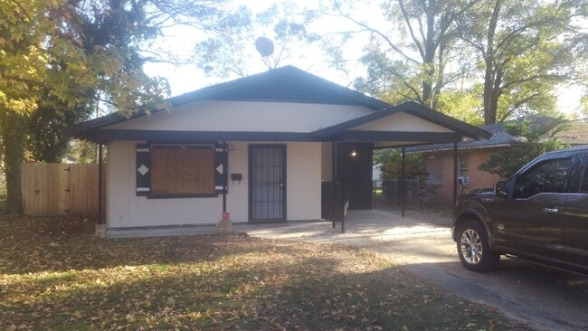 property at 836 Huntington Ln