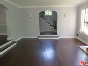 802 Cloverdale Ave in Los Angeles, CA - Building Photo - Building Photo