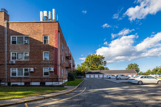 Joyce Gardens Cooperative in Flushing, NY - Foto de edificio - Building Photo