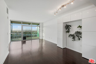 13700 Marina Pointe Dr in Los Angeles, CA - Building Photo - Building Photo