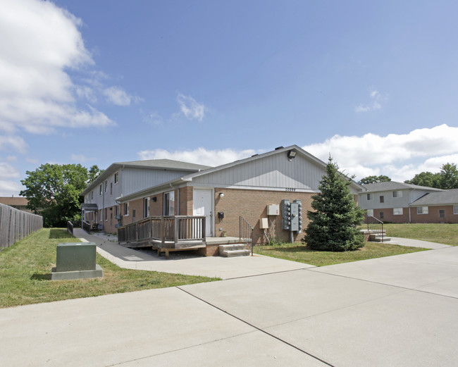 Flora Woods Apartments in Roseville, MI - Building Photo - Building Photo