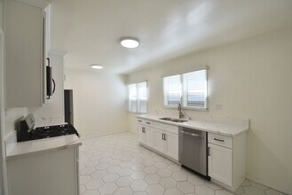 10919 Camarillo St in Los Angeles, CA - Building Photo - Building Photo