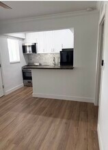 1014 Salzedo St, Unit 304 in Coral Gables, FL - Foto de edificio - Building Photo