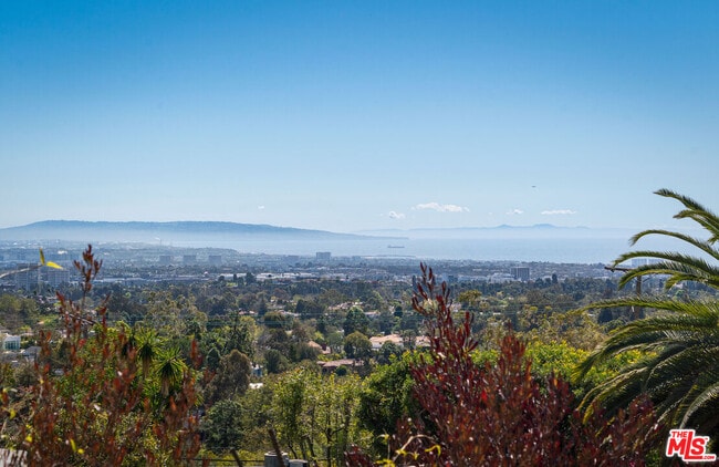 12421 Deerbrook Ln in Los Angeles, CA - Building Photo - Building Photo