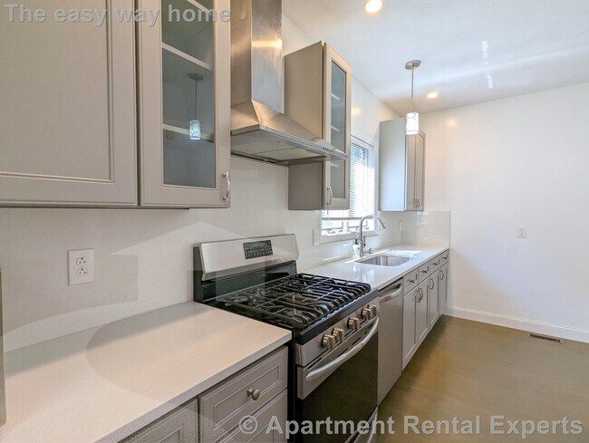 108 W Quincy St, Unit 1 in Somerville, MA - Foto de edificio - Building Photo