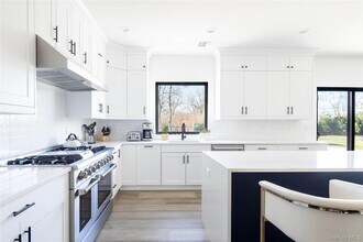 242 Maple Ln in Greenport, NY - Building Photo - Building Photo