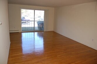 25 Lakeshore Dr in Farmington, CT - Building Photo - Building Photo