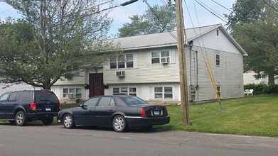 15-25 Elmview Cir in Waterbury, CT - Building Photo - Building Photo