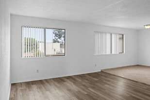 324 Stepney St in Inglewood, CA - Building Photo