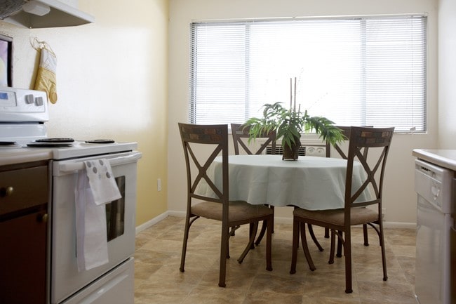 Wasatch View Apartments in Midvale, UT - Foto de edificio - Building Photo