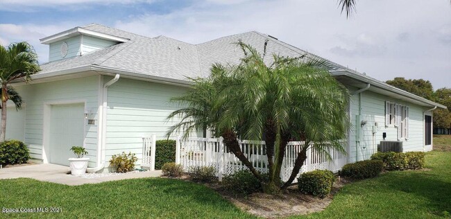 1050 Eleuthera Dr NE in Palm Bay, FL - Foto de edificio - Building Photo