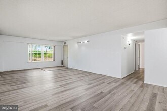 7651 Tremayne Pl in McLean, VA - Foto de edificio - Building Photo