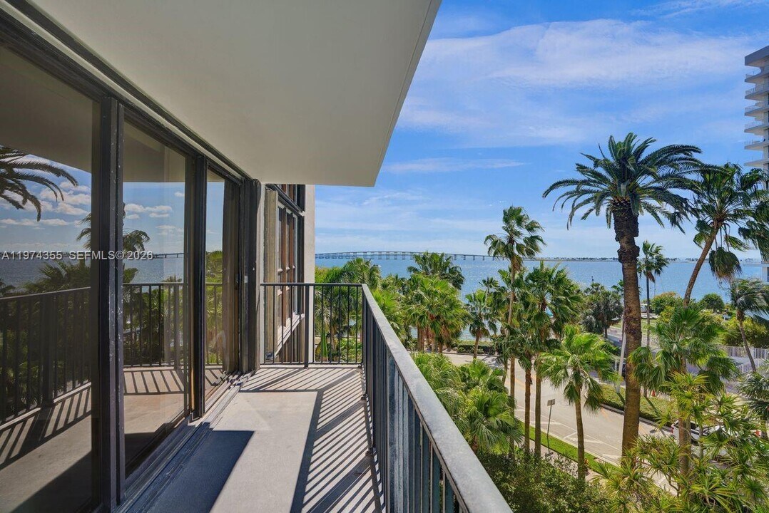 1450 Brickell Bay Dr in Miami, FL - Building Photo