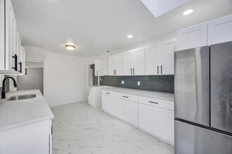 3752 New Hyde Park Rd in New Hyde Park, NY - Building Photo - Building Photo