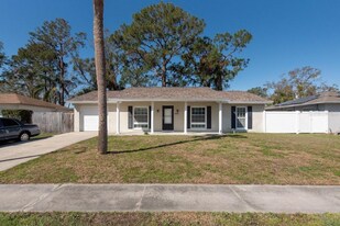 6818 Robinswood Ln in Tampa, FL - Building Photo