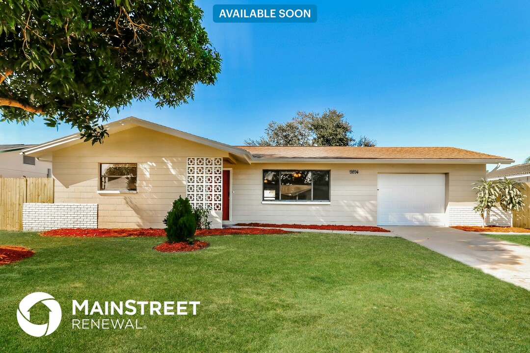 9894 110th Ln N in Seminole, FL - Building Photo