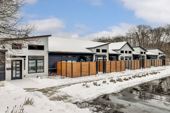 Ramblewood Suites in Lansing, MI - Foto de edificio - Primary Photo