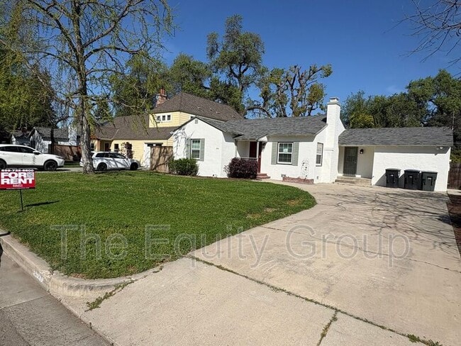 1610 W College Ave in Visalia, CA - Building Photo - Building Photo