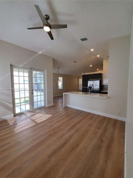 858 Briar Ridge Rd in Weston, FL - Building Photo