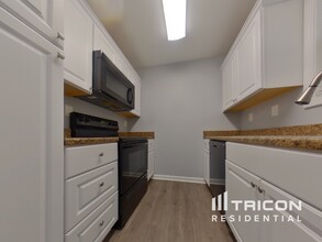 2445 Hillboro Cir S W in Marietta, GA - Building Photo - Building Photo