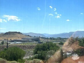 4802 Black Falcon Wy in Sun Valley, NV - Foto de edificio - Building Photo