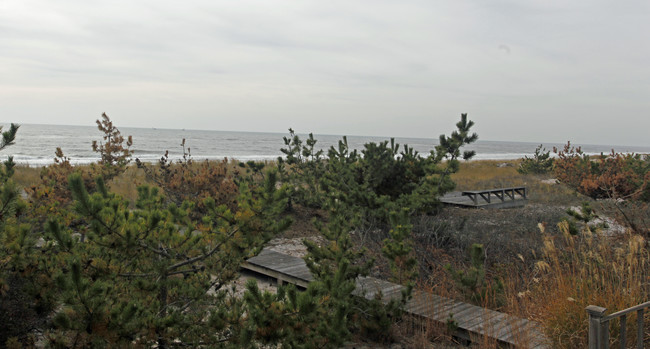 22 Dune Rd in Westhampton Beach, NY - Foto de edificio - Building Photo