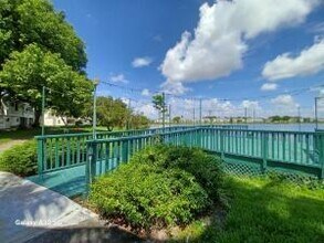 3421 NW 44th St in Lauderdale Lakes, FL - Foto de edificio - Building Photo