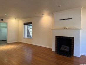 230 E Mulberry Ave in San Antonio, TX - Foto de edificio - Building Photo