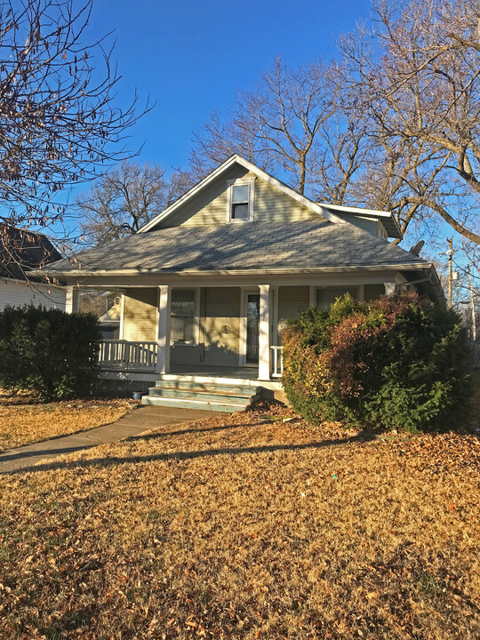 117 S Main St in Hesston, KS - Building Photo