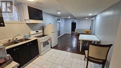 1004 Ceremonial Dr in Mississauga, ON - Building Photo - Building Photo