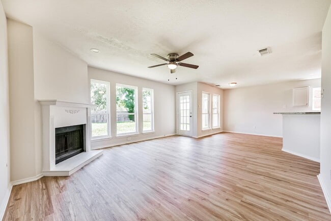 106 Mango St in Lake Jackson, TX - Building Photo - Building Photo