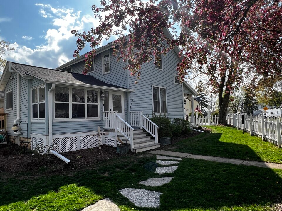 359 N Oakwood Ave in Oconomowoc, WI - Building Photo