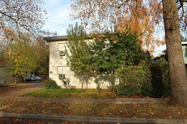 635 Cherry St in Chico, CA - Foto de edificio - Building Photo