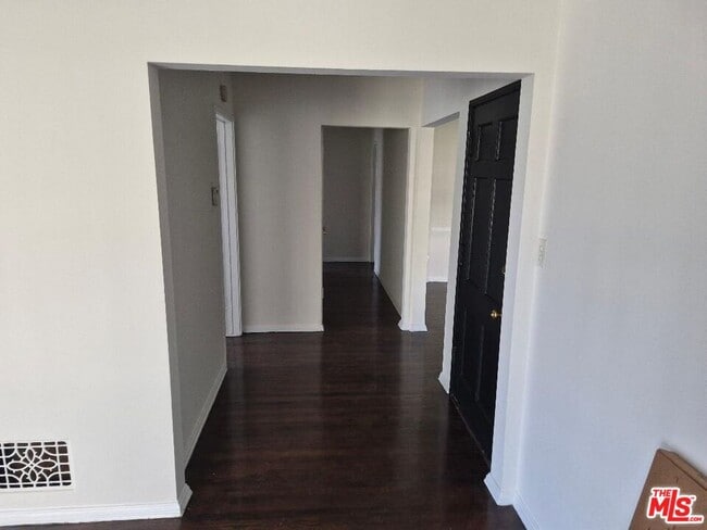 8561 Holloway Dr in West Hollywood, CA - Building Photo - Building Photo