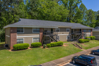 Woodbend Apartments in Opelika, AL - Foto de edificio - Building Photo