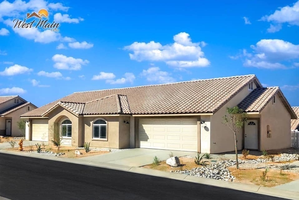 West Main Villas in Hesperia, CA - Building Photo