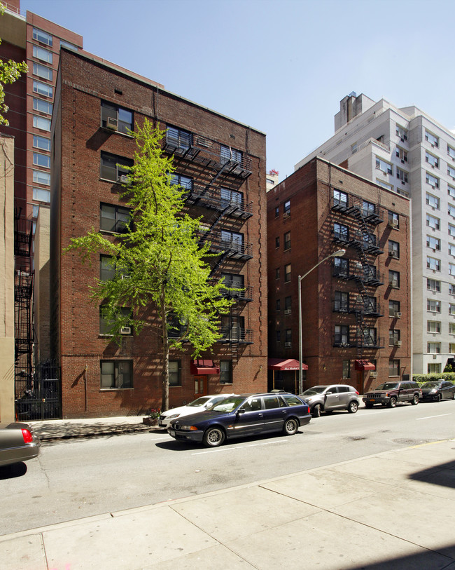 303 E 71st St in New York, NY - Building Photo - Building Photo