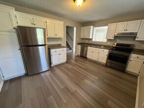 649 N Queen Ridge Ct in Independence, MO - Building Photo - Building Photo