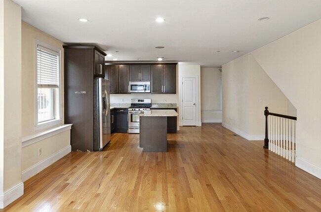 178 W 4th St in Boston, MA - Foto de edificio - Building Photo
