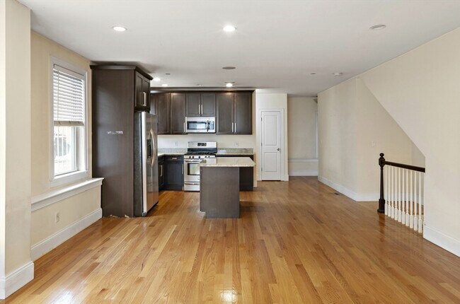 178 W 4th St, Unit 1A in Boston, MA - Building Photo - Building Photo