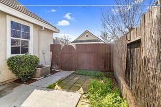 1886 Dawnelle Way in Sacramento, CA - Foto de edificio - Building Photo