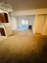 7683 Mission Gorge Rd in San Diego, CA - Foto de edificio - Building Photo